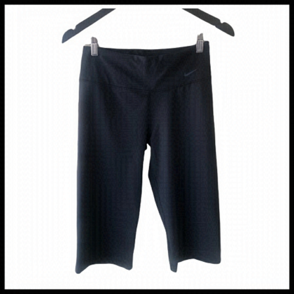 NIKE NWT DriFIT Training Crop / Clam Diggers in Black